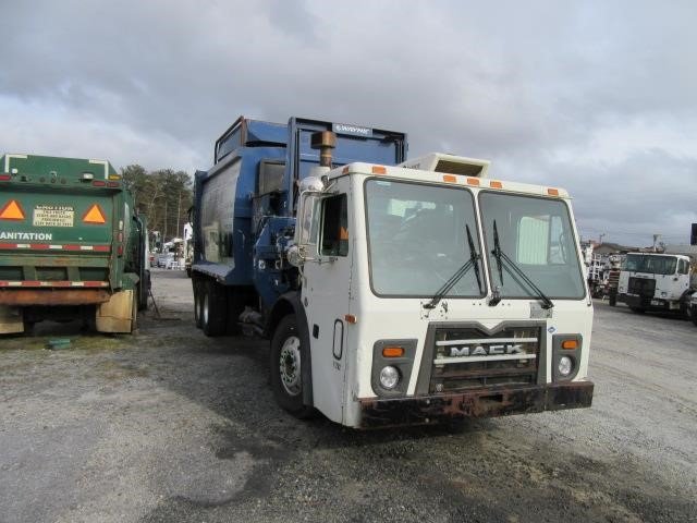 2013 Mack LEU613, Wayne Curbtender Side Load, Natural Gas Garbage Truck