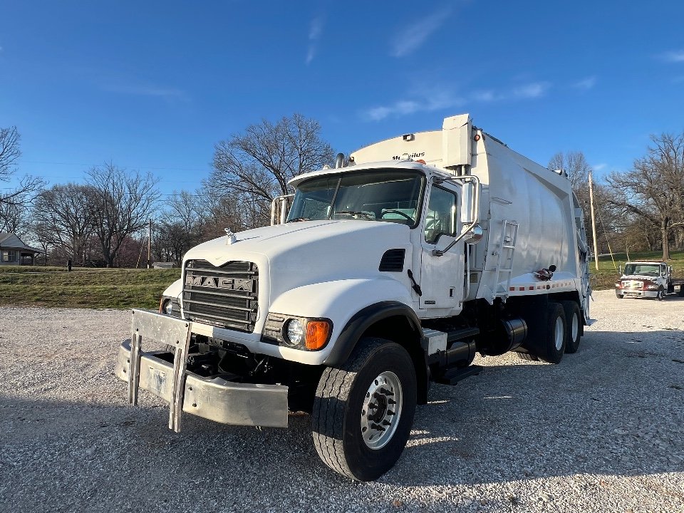 2007 MACK Granite with 25 Yard Rear Load Packer McNeilus Body Reeving Winch