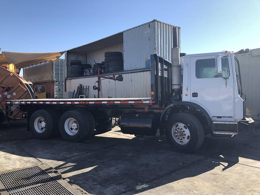 2005 Mack MR, Flatbed with Lift Gate