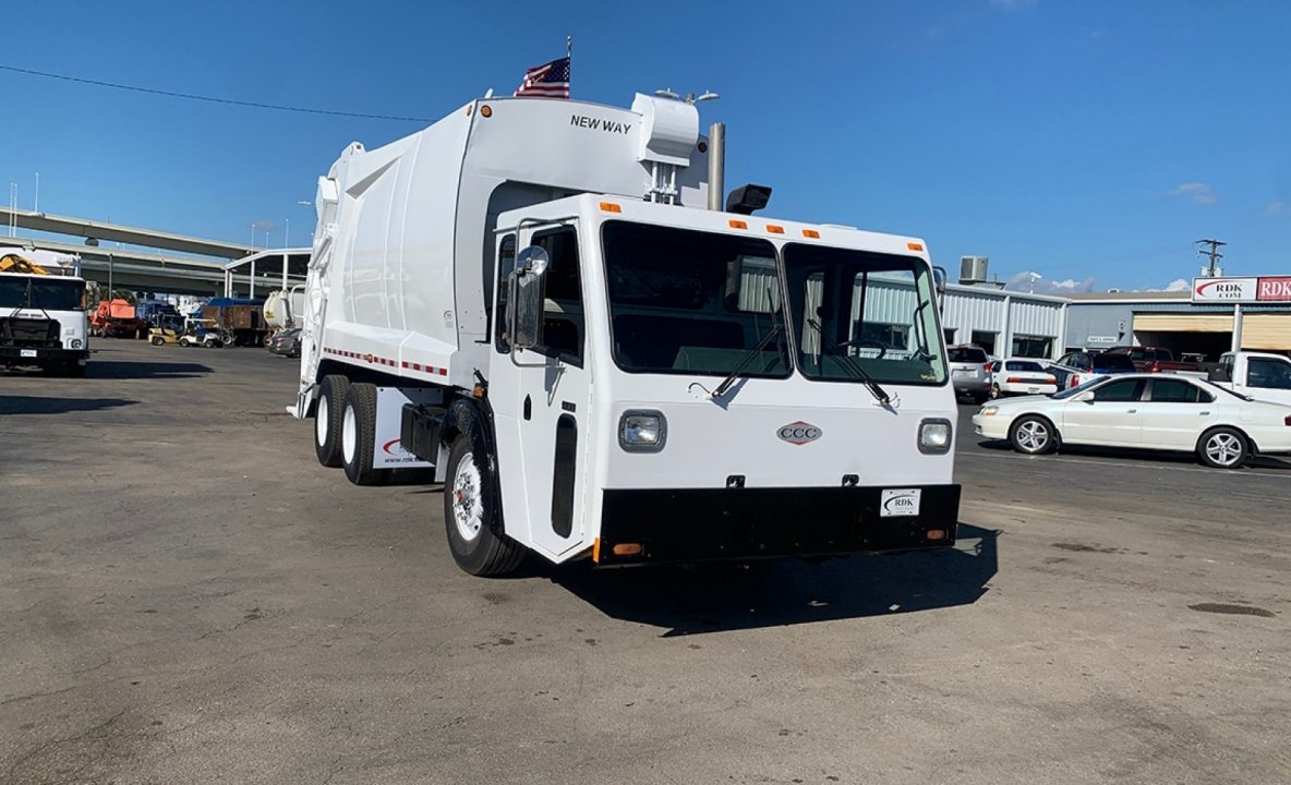 2006 CCC LET - 25 yd New Way Rear Loader Garbage Truck