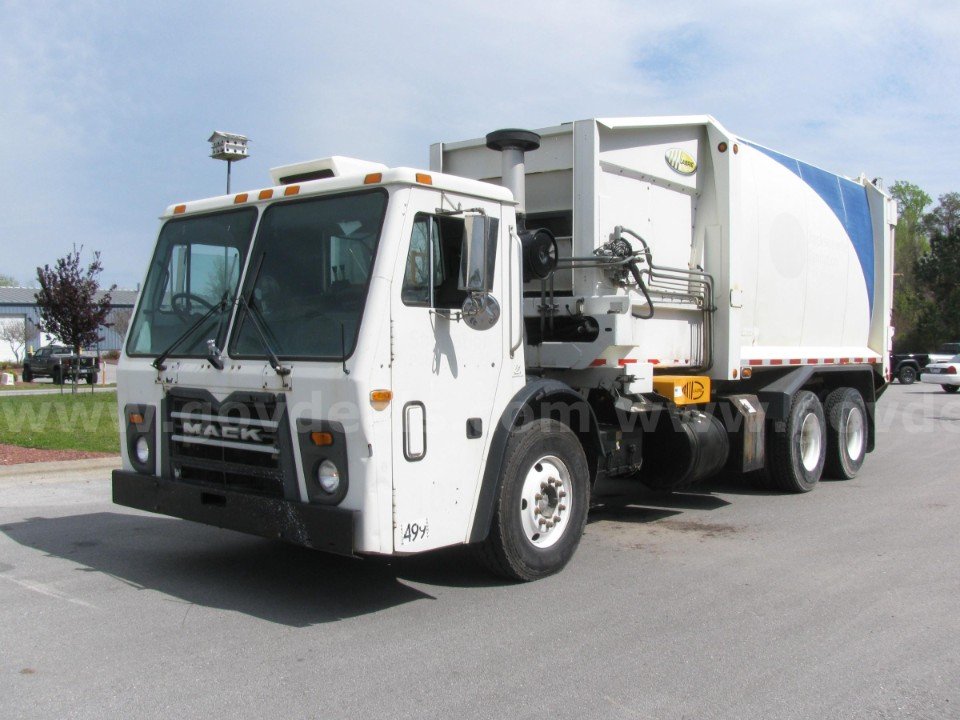 2009 Mack / LABRIE 33 Cubic Yd Side Loading Refuse Truck