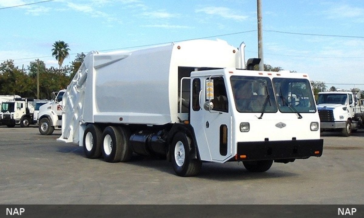 2010 CCC LET2 - 25 yard Loadmaster Rear Loader Garbage Truck
